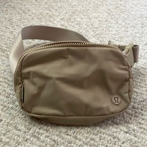 NWT EXTENDED STRAP lululemon
(NWT) everywhere belt bag 1L - taupe/beige